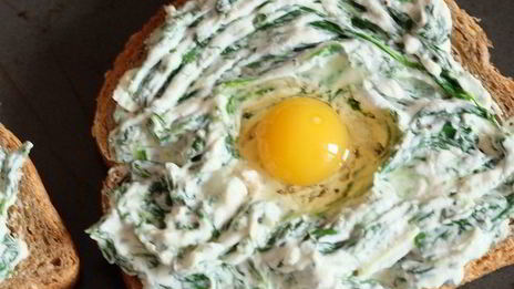 бутерброд со шпинатом, творожным сыром и перепелиным яйцом