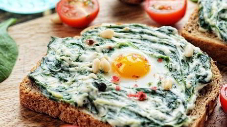 бутерброд со шпинатом, творожным сыром и перепелиным яйцом