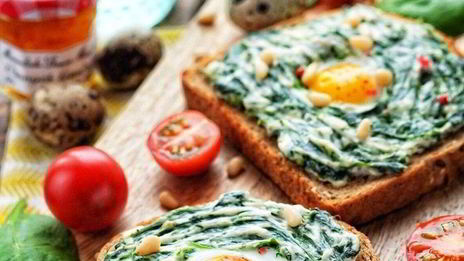 бутерброд со шпинатом, творожным сыром и перепелиным яйцом