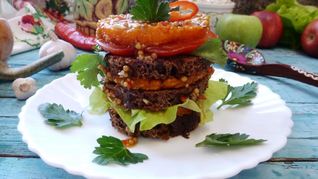 Бутерброд со стейком из тыквы, ржаным хлебом и пикантным соусом