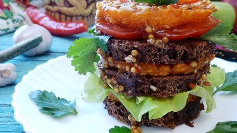 бутерброд со стейком из тыквы, ржаным хлебом и пикантным соусом