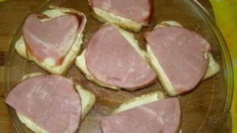 бутерброды с ананасами и ветчиной