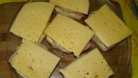 бутерброды с ананасами и ветчиной