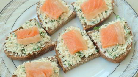 бутерброды с фетой и семгой