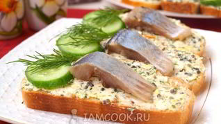 Бутерброды с икрой из водорослей и сельдью