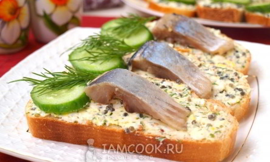 Рецепт бутербродов с икрой из водорослей и сельдью