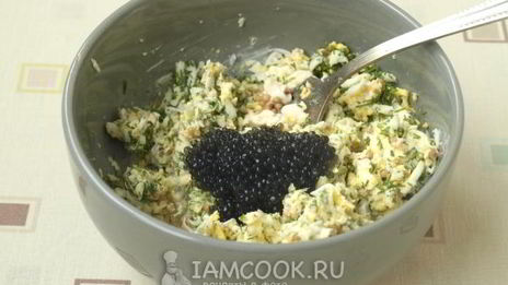 бутерброды с икрой из водорослей и сельдью