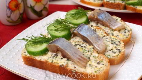 бутерброды с икрой из водорослей и сельдью