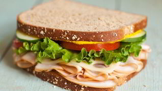 Бутерброды с колбасой на праздничный стол