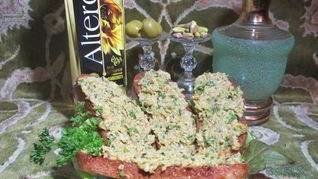 Бутерброды с кремом из оливок и фисташек