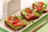 Бутерброды с мягкой брынзой и овощами