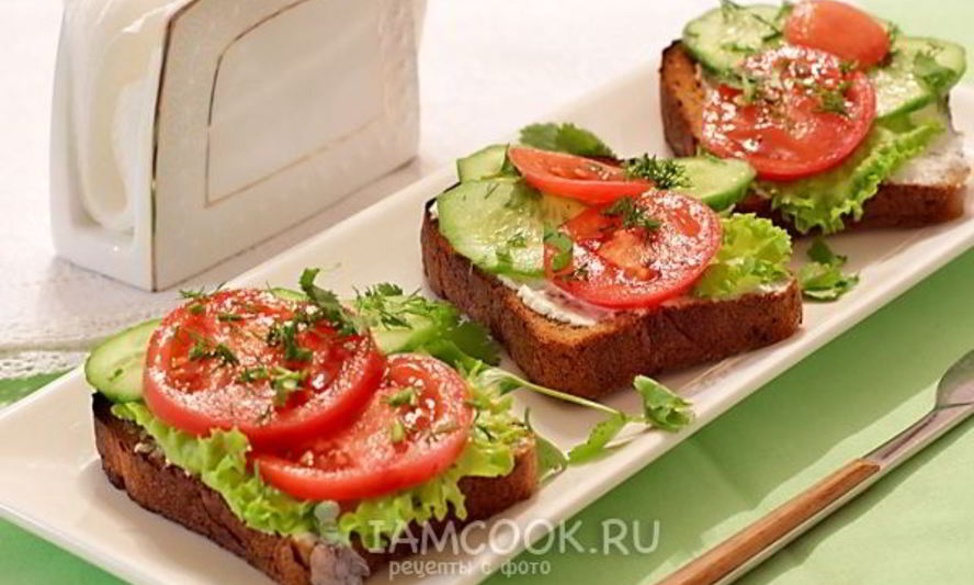 Рецепт бутербродов с мягкой брынзой и овощами