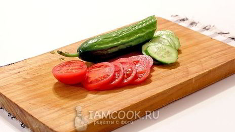 бутерброды с мягкой брынзой и овощами