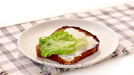 бутерброды с мягкой брынзой и овощами