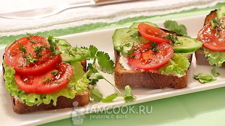 бутерброды с мягкой брынзой и овощами