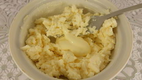 бутерброды с плавленным сыром и копченой салакой