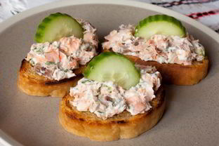 Бутерброды с сыром, лососем и огурцом