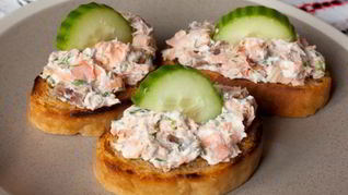 Бутерброды с сыром, лососем и огурцом