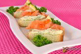 Бутерброды с зеленым маслом и слабосоленой семгой