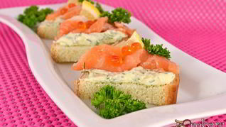 Бутерброды с зеленым маслом и слабосоленой семгой