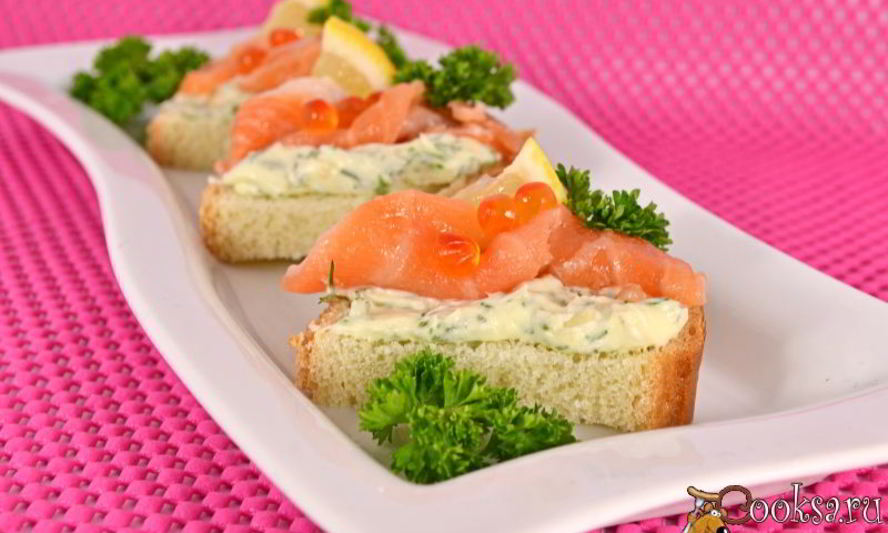 Рецепт бутербродов с зеленым маслом и слабосоленой семгой