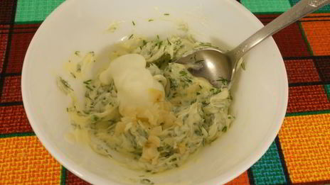 бутерброды с зеленым маслом и слабосоленой семгой