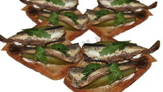 Бутерброды со шпротами и соленым огурцом