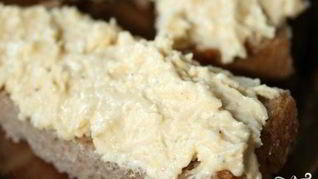 Бутерброды со шпротами и сыром