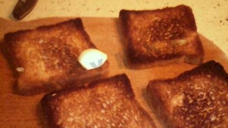 бутерброды со шпротами, соленым огурцом