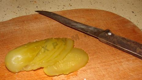 бутерброды со шпротами, соленым огурцом