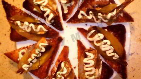 бутерброды со шпротами, соленым огурцом