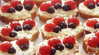 Бутерброды в виде божьей коровки