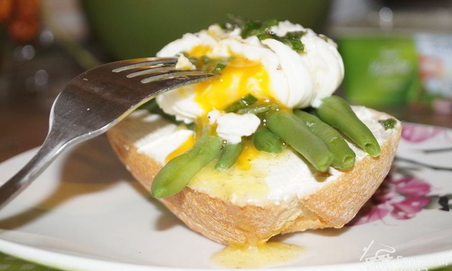 Рецепт датского бутерброда с фасолью и яйцом пашот