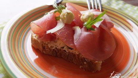 датский бутерброд с лимонно-каперсовой намазкой