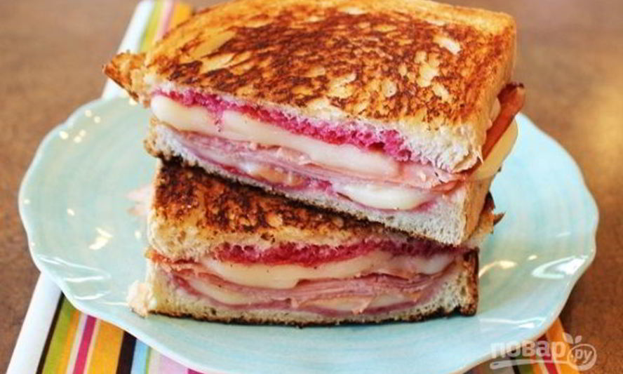 Рецепт горячих бутербродов с колбасой и сыром