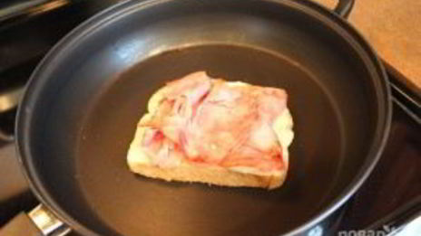 горячие бутерброды с колбасой и сыром