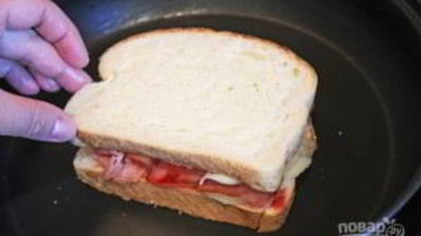 горячие бутерброды с колбасой и сыром