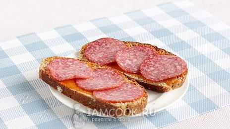 горячие бутерброды с колбасой