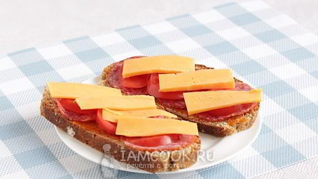 горячие бутерброды с колбасой