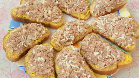 горячие бутерброды с тунцом и яйцом