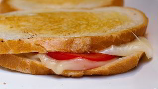 Горячий бутерброд на сковороде