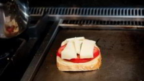 горячий бутерброд на сковороде