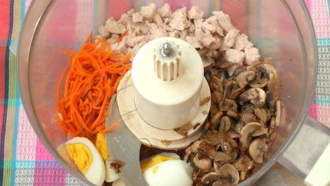 намазка для бутербродов с индейкой, шампиньонами и корейской морковью