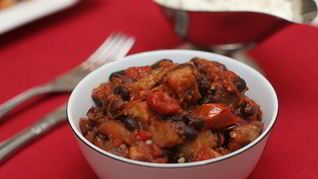 Чили из черной фасоли и баклажан