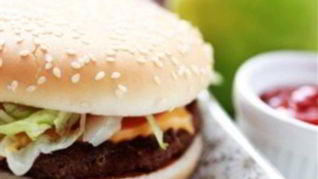 Чизбургер домашний со свининой, авокадо и кинзой