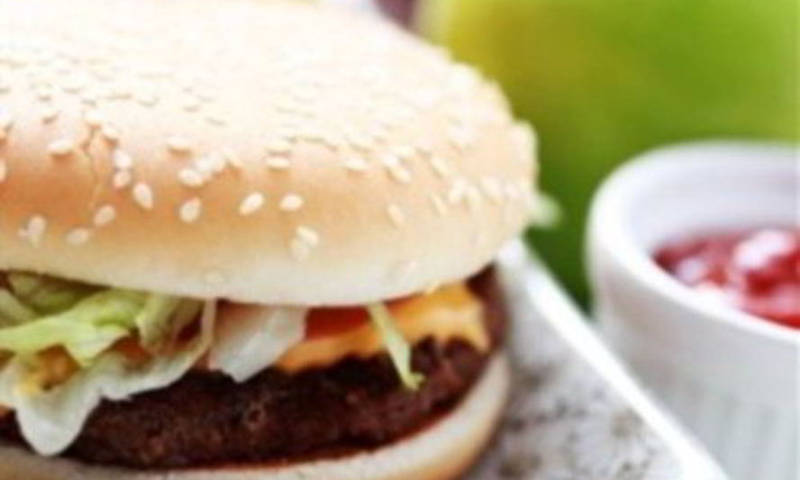 Рецепт чизбургера домашнего со свининой, авокадо и кинзой