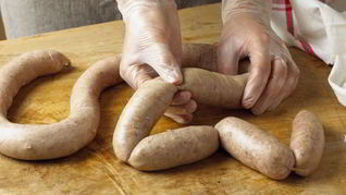 Домашняя колбаса из свинины и говядины