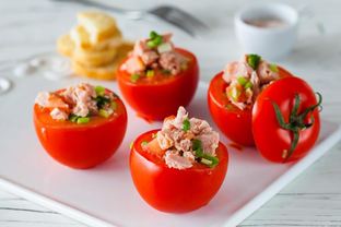 Фаршированные помидоры с консервированным тунцом