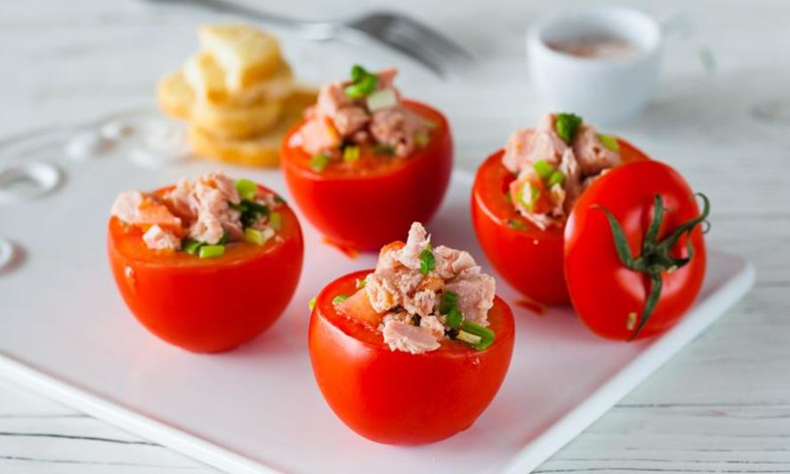 Рецепт фаршированных помидоров с консервированным тунцом