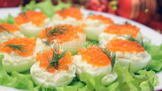 Яйца фаршированные икрой